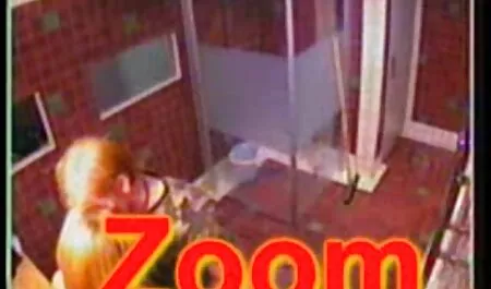 Xianna Hill se fait défoncer la chatte humide dans film adulte pornovore un vestiaire