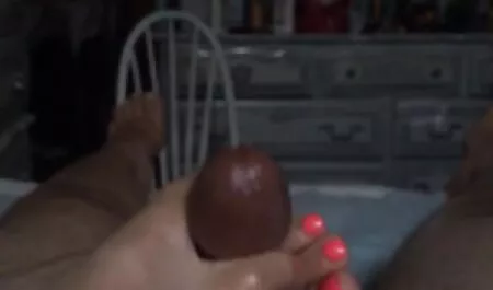 Mère et fille partageant un film coquin adulte gros gode double