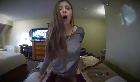 La porno video adulte milf anglaise Ashleigh enlève ses leggings serrés