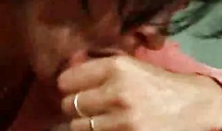 Papa séduit sa jolie fille aux cheveux bouclés avec du film pour adultes streaming verre et la baise