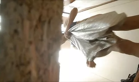 Blonde porno entre adulte chaude devant une caméra cachée.