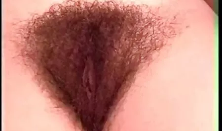 Écartez-les les garçons! La cougar films erotiques adultes chaude Shanda Fay a une sangle