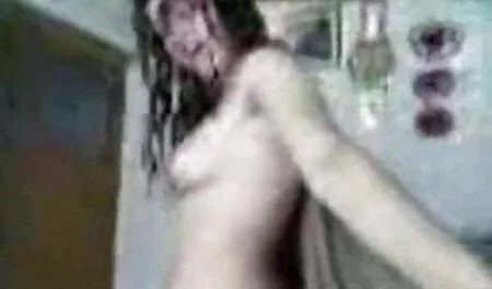 Une film porno gratuit adulte soeur aide son frère avec des problèmes de boner